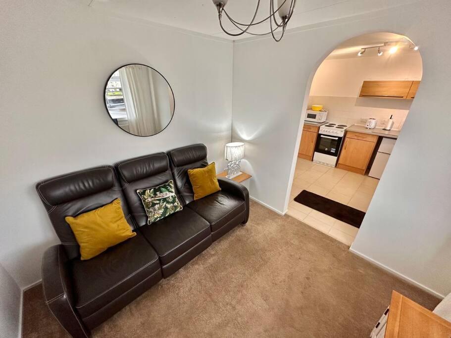Semi-Detached 1-Bedroom Chalet Uddingston Exterior foto