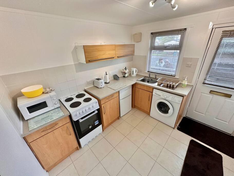 Semi-Detached 1-Bedroom Chalet Uddingston Exterior foto