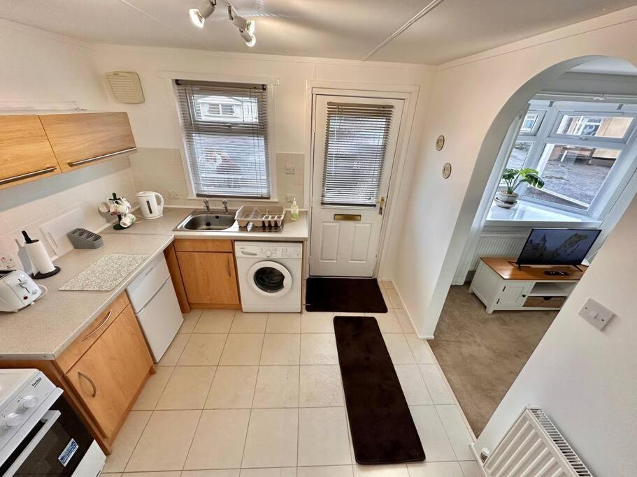 Semi-Detached 1-Bedroom Chalet Uddingston Exterior foto