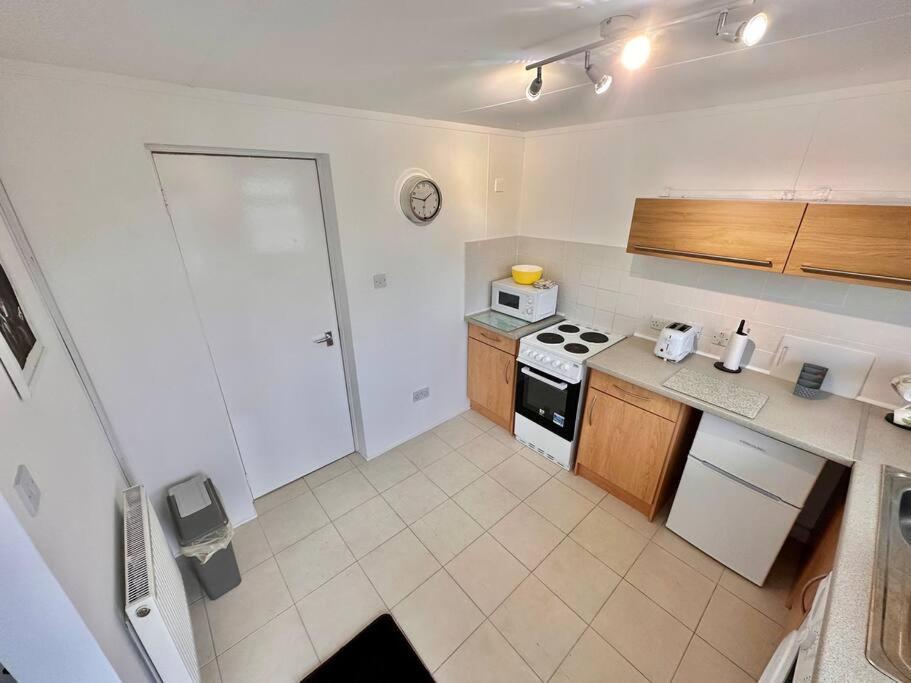 Semi-Detached 1-Bedroom Chalet Uddingston Exterior foto