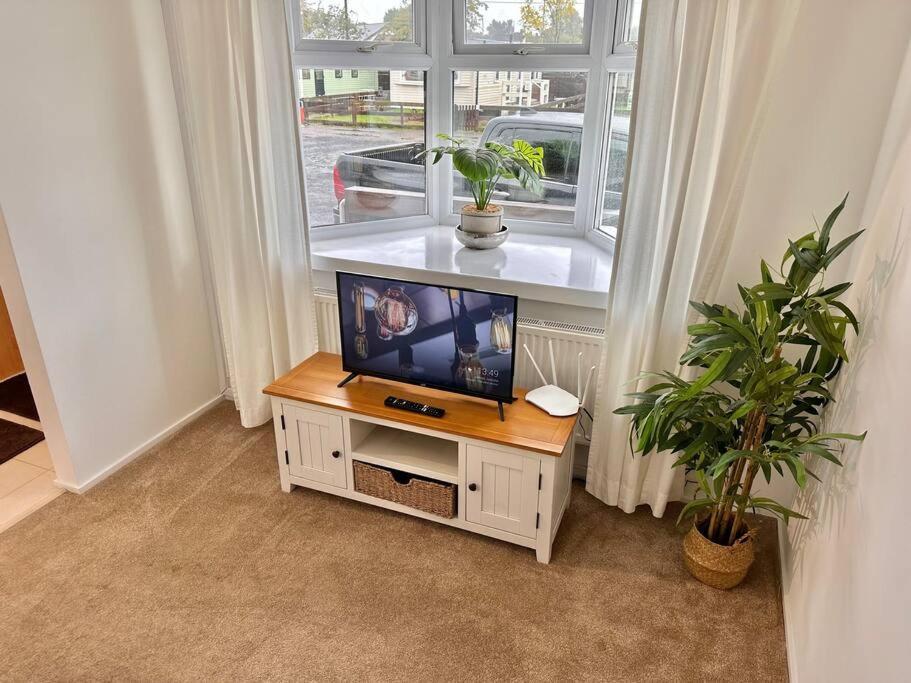 Semi-Detached 1-Bedroom Chalet Uddingston Exterior foto